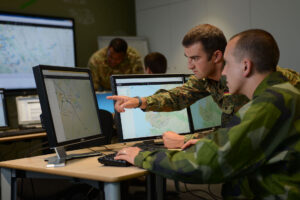 IMG1236 01 DE Soldiers looking at SitaWare on screens (2)